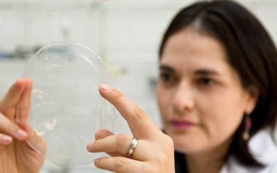 Engenheiros da USP criam plástico biodegradável feito de mandioca, transparente e resistente
