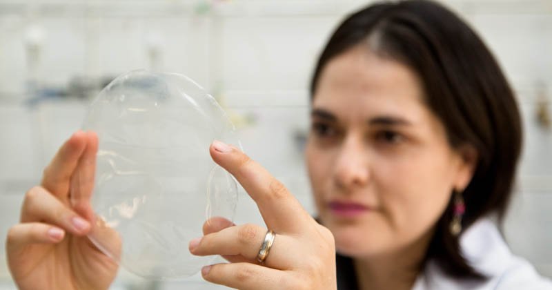 Engenheiros da USP criam plástico biodegradável feito de mandioca, transparente e resistente